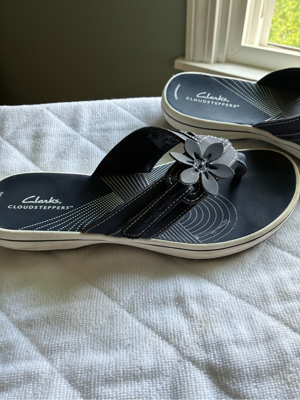 Clarks Black Floral Cloudsteppers Women's Thong Sandals - Picture 2 of 4